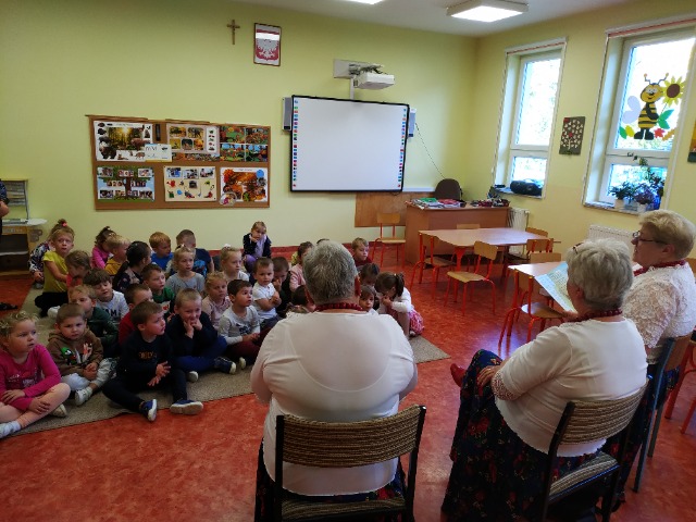 Europejski Dzień Seniora - Seniorki czytają przedszkolakom - Obrazek 5