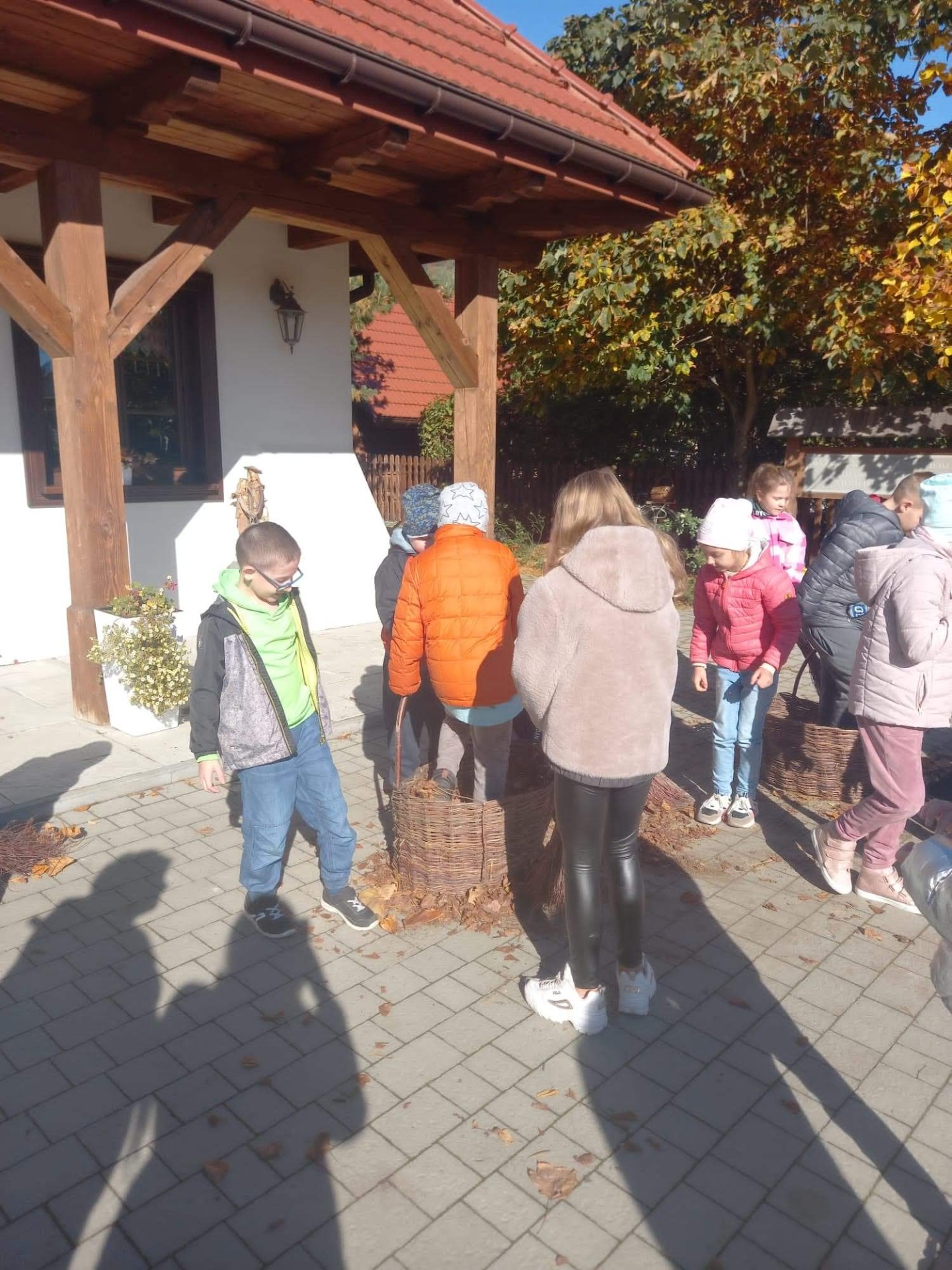 Klasa 2 w Skansenie na Jędrzejkówce uczestniczyła w warsztatach jesiennych. Piekliśmy podpłomyki, dowiedzieliśmy się jak żyło się dawniej, karmiliśmy zwierzęta.♥️🌷👏🌷♥️ - Obrazek 2