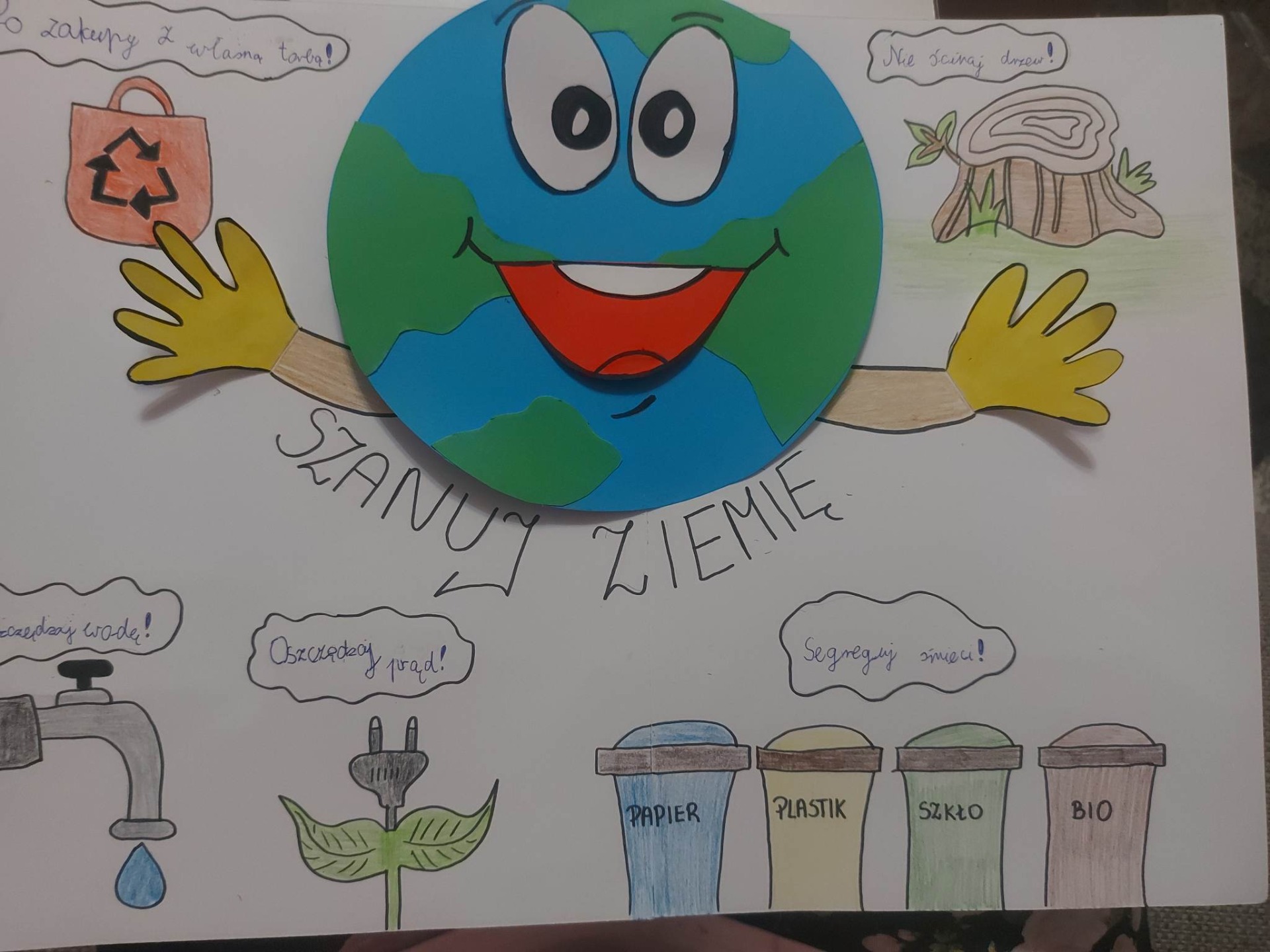 Plakaty o tematyce ekologicznej  stworzone przez uczniów  z klasy IIB