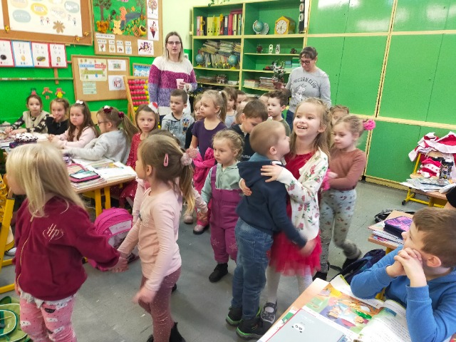 Wizyta na kiermaszu świątecznym w Szkole Podstawowej w Łasinie 🎄 - Obrazek 6