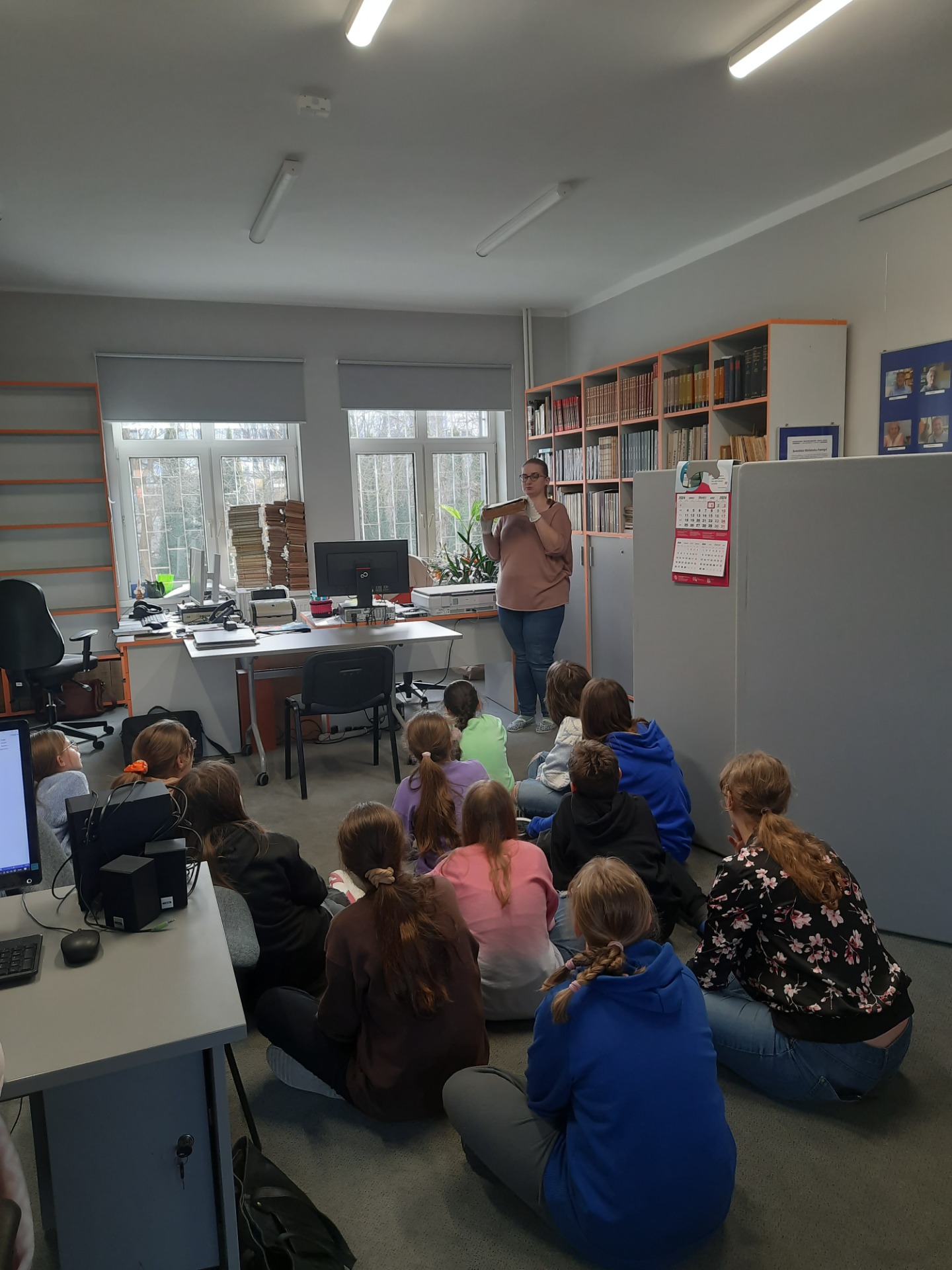 Uczniowie Szkoły Podstawowej Nr 2 im. M. Kopernika  w Olecku - łącznicy biblioteczni z nauczycielkami bibliotekarkami w Muzeum Marii Konopnickiej w Suwałkach