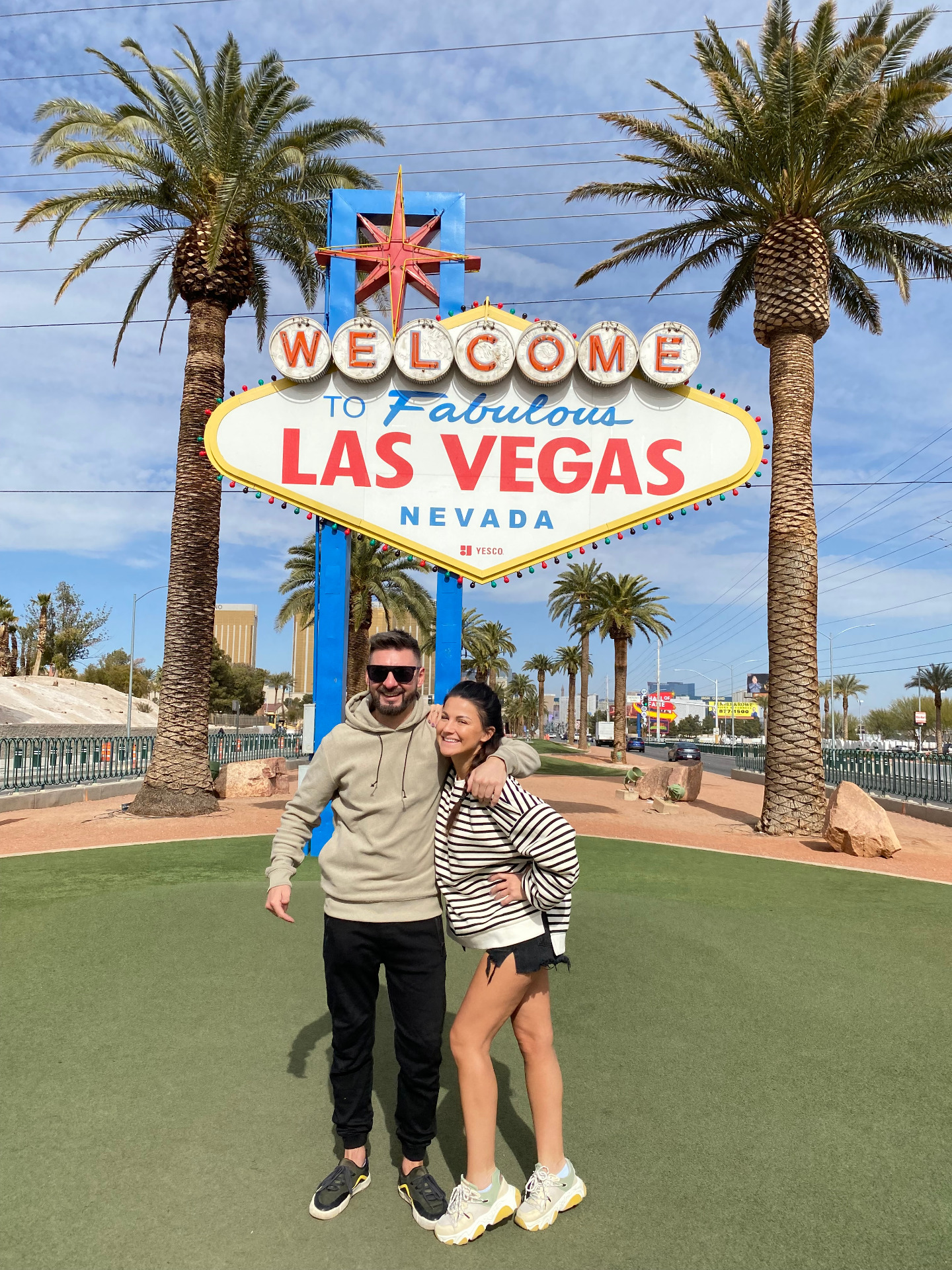 Pani Edyta i Pan Krzysztof stoją przy znaku Welcome Las Vegas.