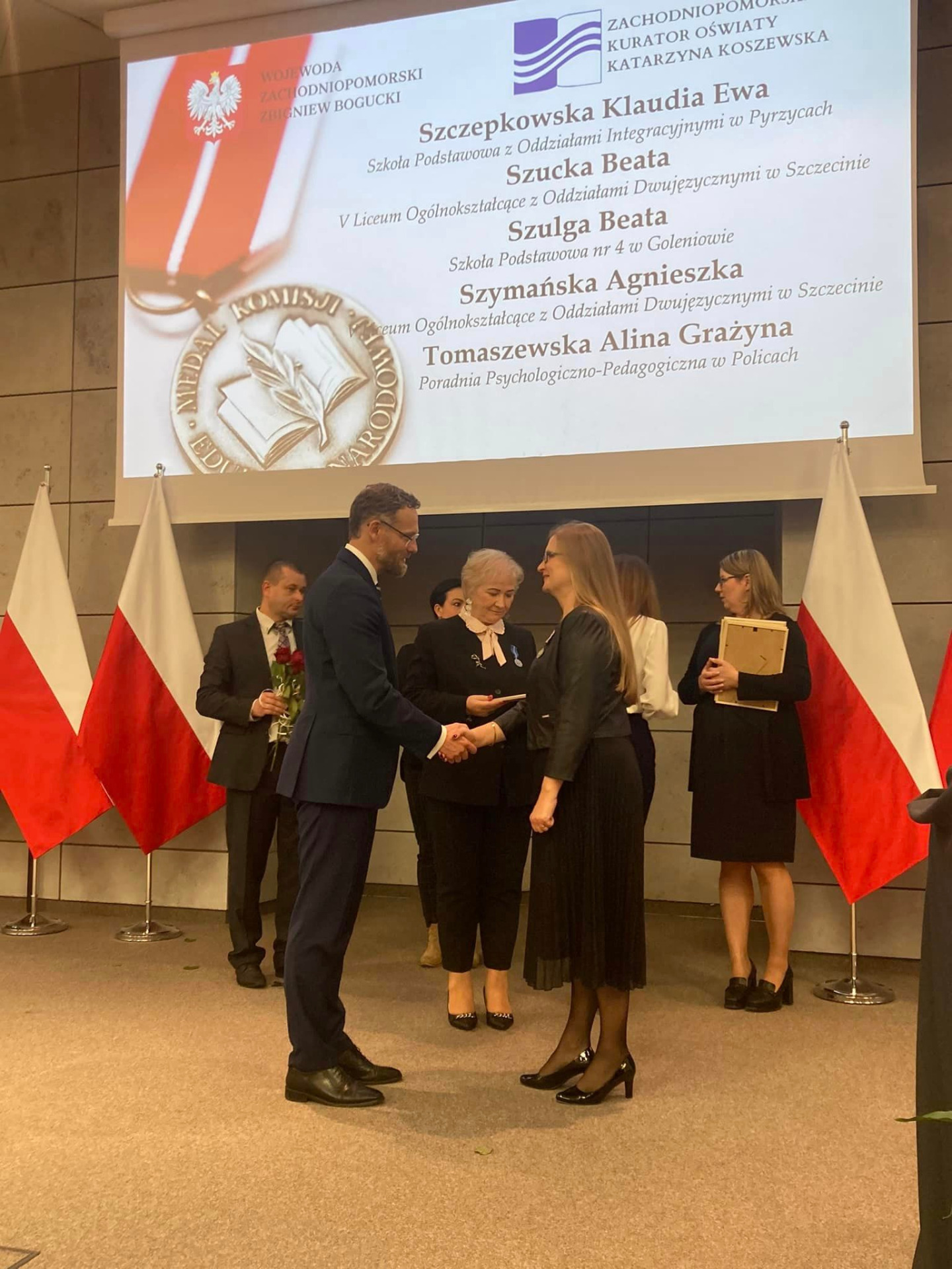 Wojewoda zachodniopomorski wręcza pani Klaudii Szczepkowskiej medal Komisji Edukacji Narodowej