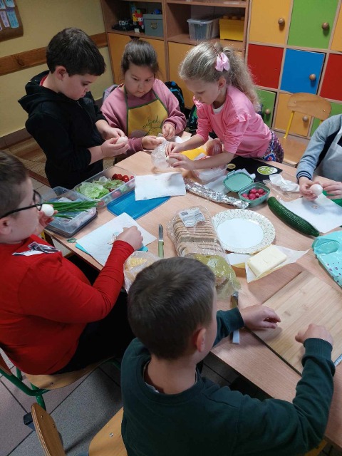Uczniowie przygotowują kolorowe kanapki.