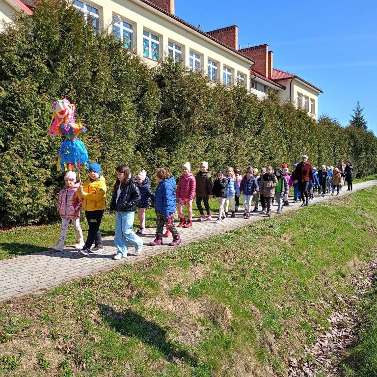 Uczniowie oddziałów przedszkolnych podczas wiosennego spaceru