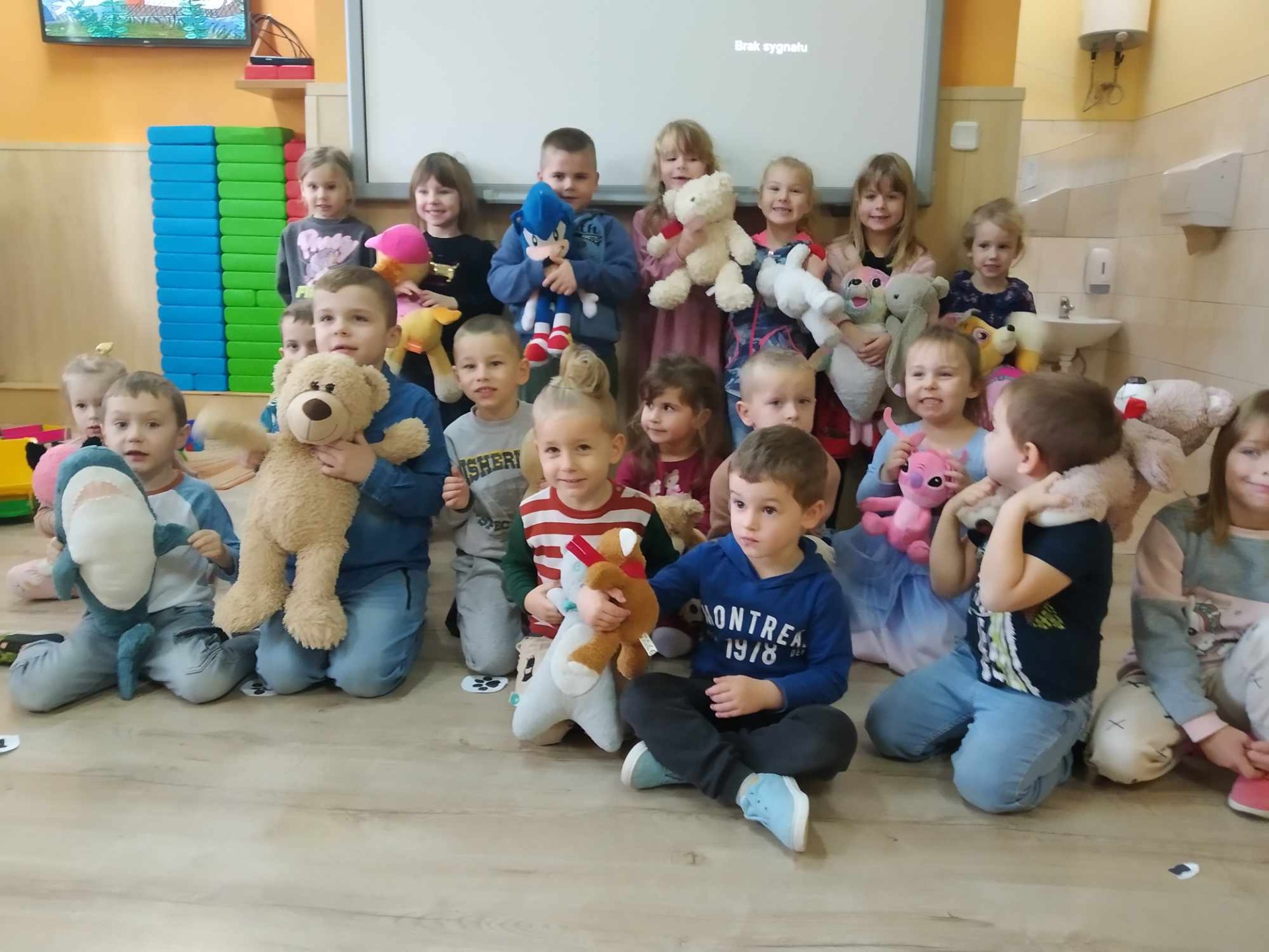 Integracja dzieci z Oddziału Przedszkolnego w Świętem z dziećmi z Przedszkola w Słomkowie podczas "Balu Misia" - Obrazek 1