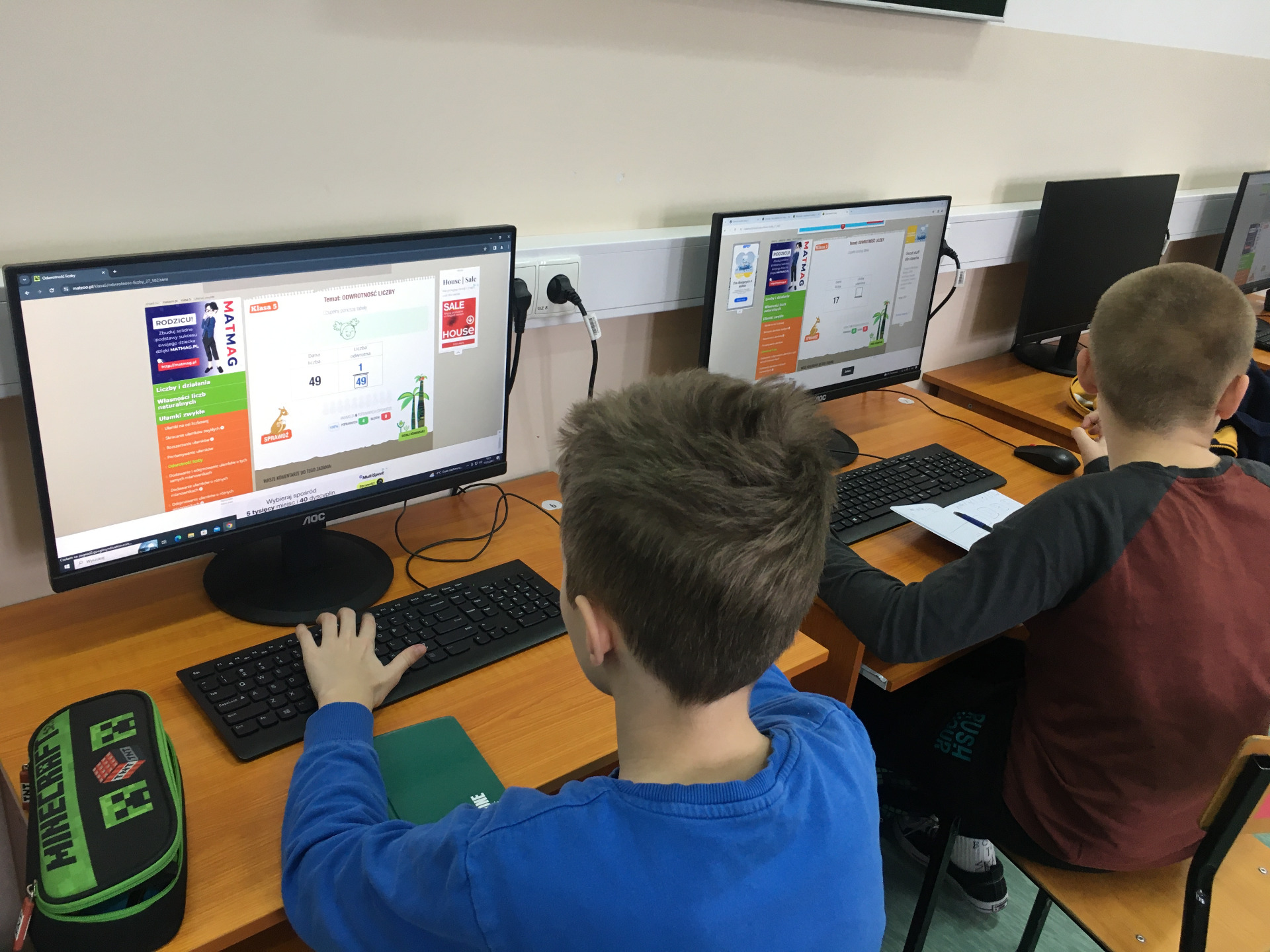 Uczniowie rozwiązują zadania interaktywne z Matzoo w sali komputerowej