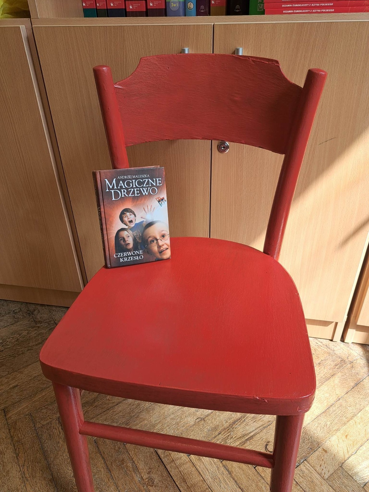 Magiczne Czerwone Krzesła - Obrazek 5