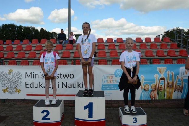 Blanka i Justyna z klasy V na podium z medalami: brąz i srebro  podczas eventu sportowego "Zacznij do Lekkiej"