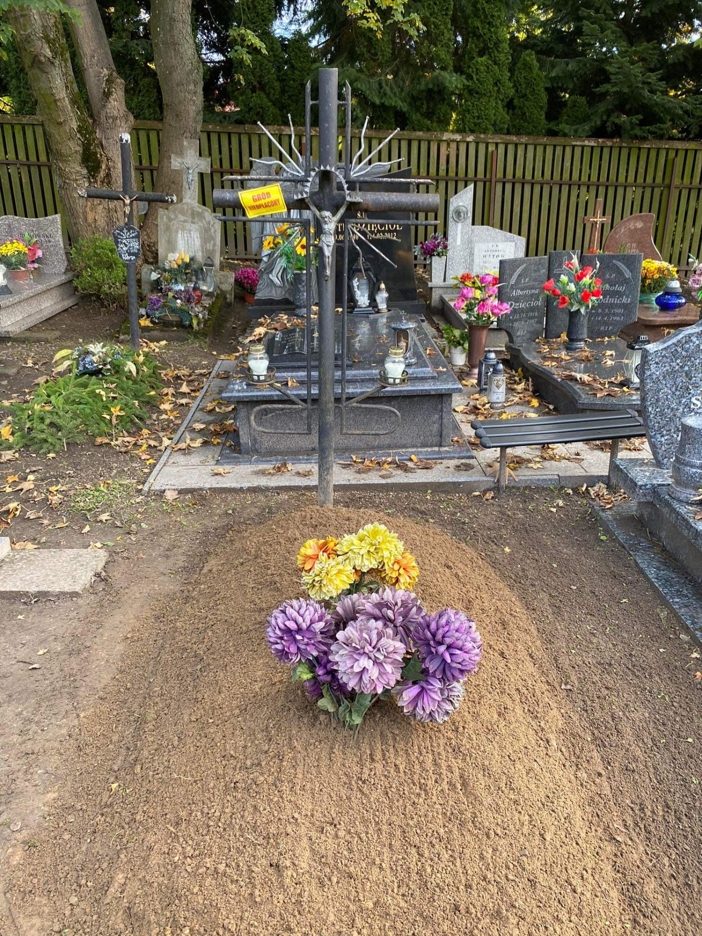 30.10.2023r., sprzątanie grobów na cmentarzu przy ulicy Osińskiego