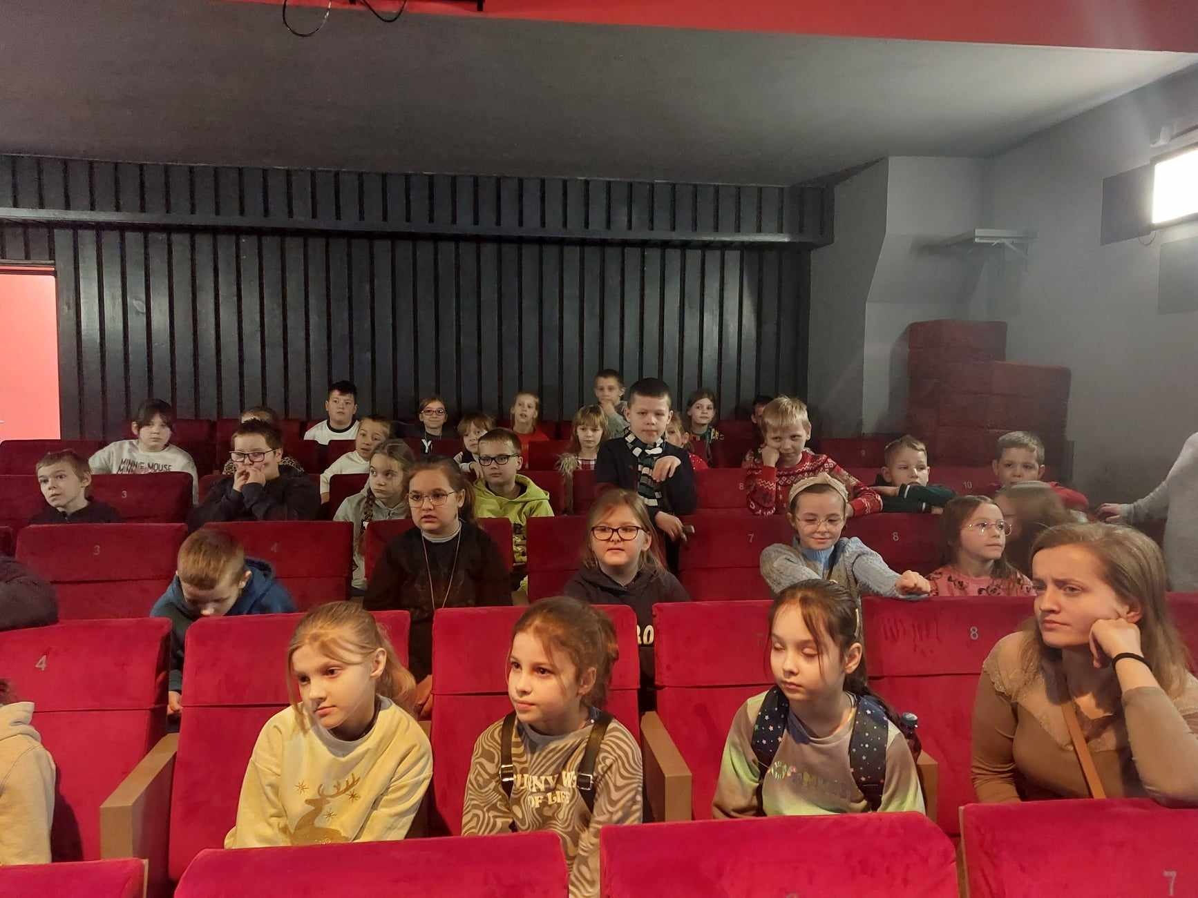 Uczniowie na widowni Teatru Lalki i Aktora