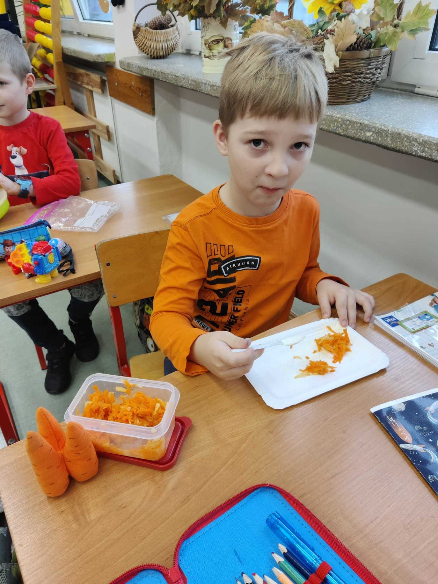 Dzień marchewki w klasie 1 a. Dzieci  ubrały się na pomarańczowo i przygotowały pyszne, zdrowe surówki. - Obrazek 5