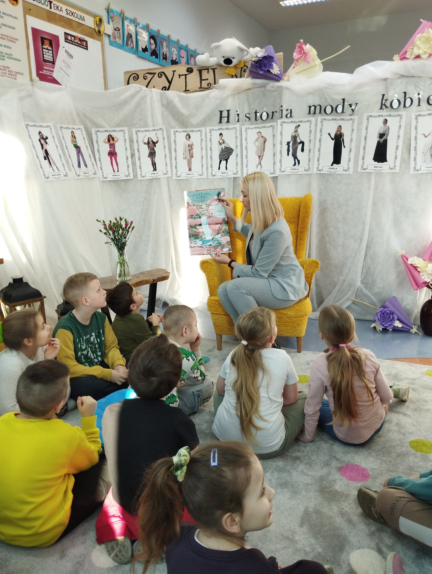 Pani Milena czyta dzieciom książkę