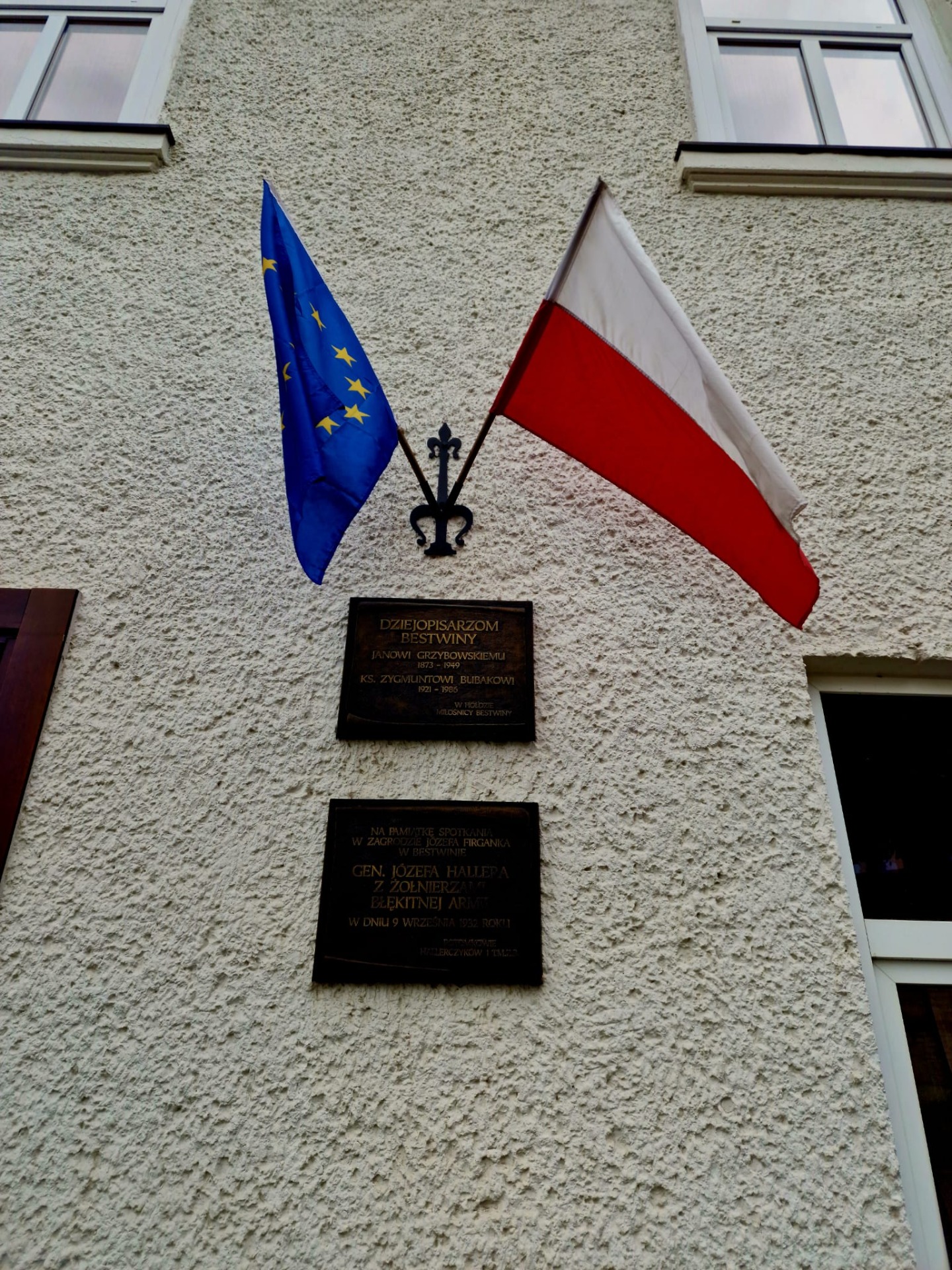 przed muzeum flagi: polska i unijna