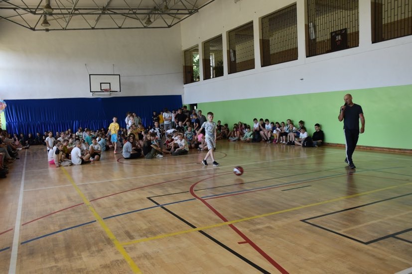 Uczniowie w czasie zabaw sportowych na sali gimnastycznej