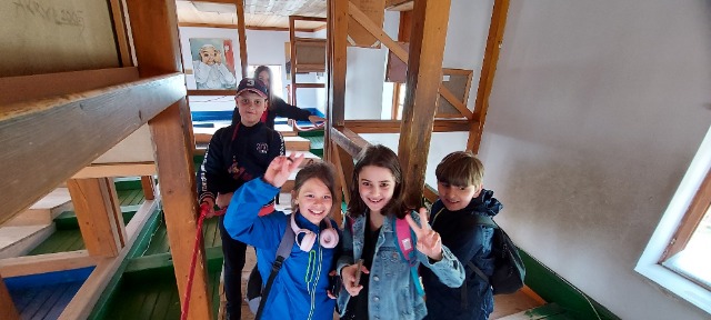 Uczniowie klas 4 podczas wycieczki na Kaszuby.