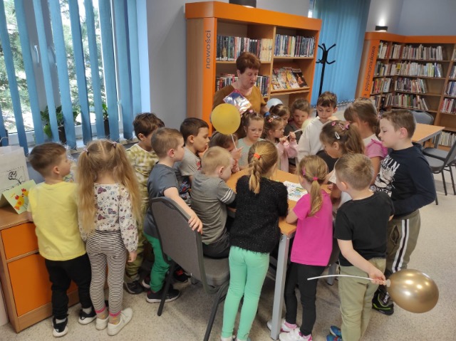 Przedszkolaki odwiedziły Bibliotekę i Muzeum w Lisowicach - Obrazek 1