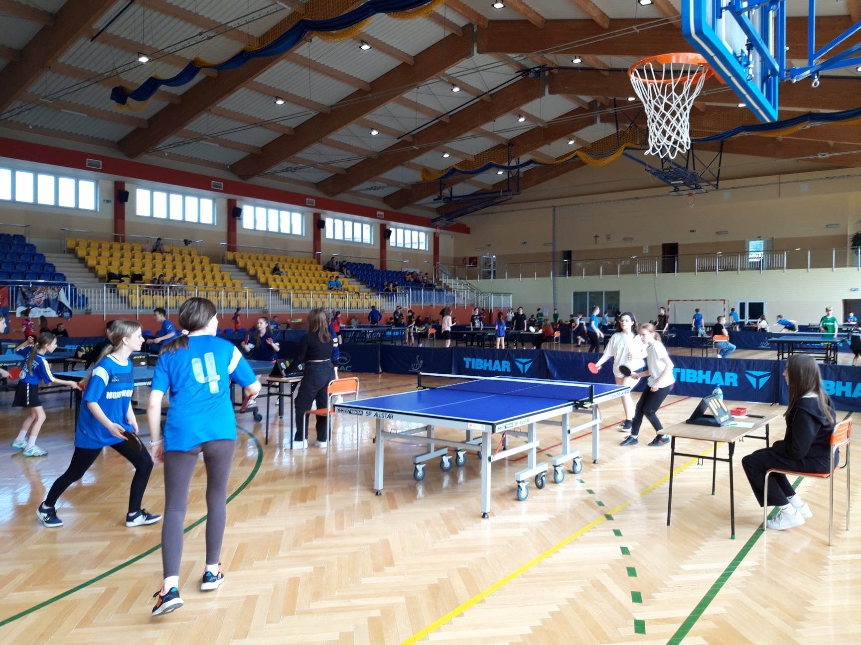 Finał Wojewódzki Igrzysk Dzieci w tenisie stołowym uczennice z ZSP Młodów grają mecz