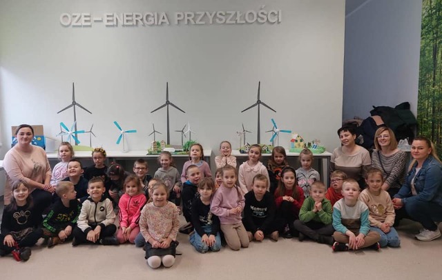 Przedszkolaki podczas zajęć o odnawialnych źródłach energii.