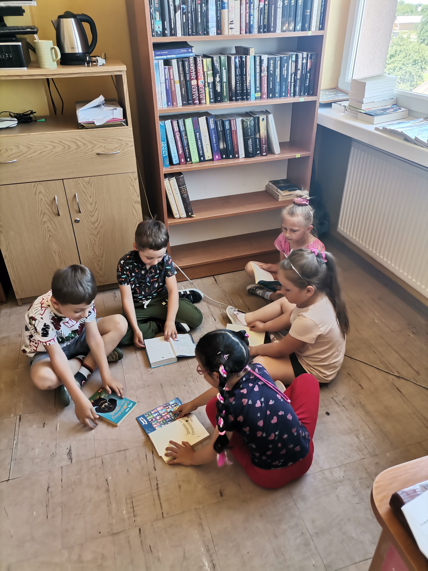 Przedszkolaki z wizytą w Gminnej Bibliotece Publicznej w Młodowie. - Obrazek 2