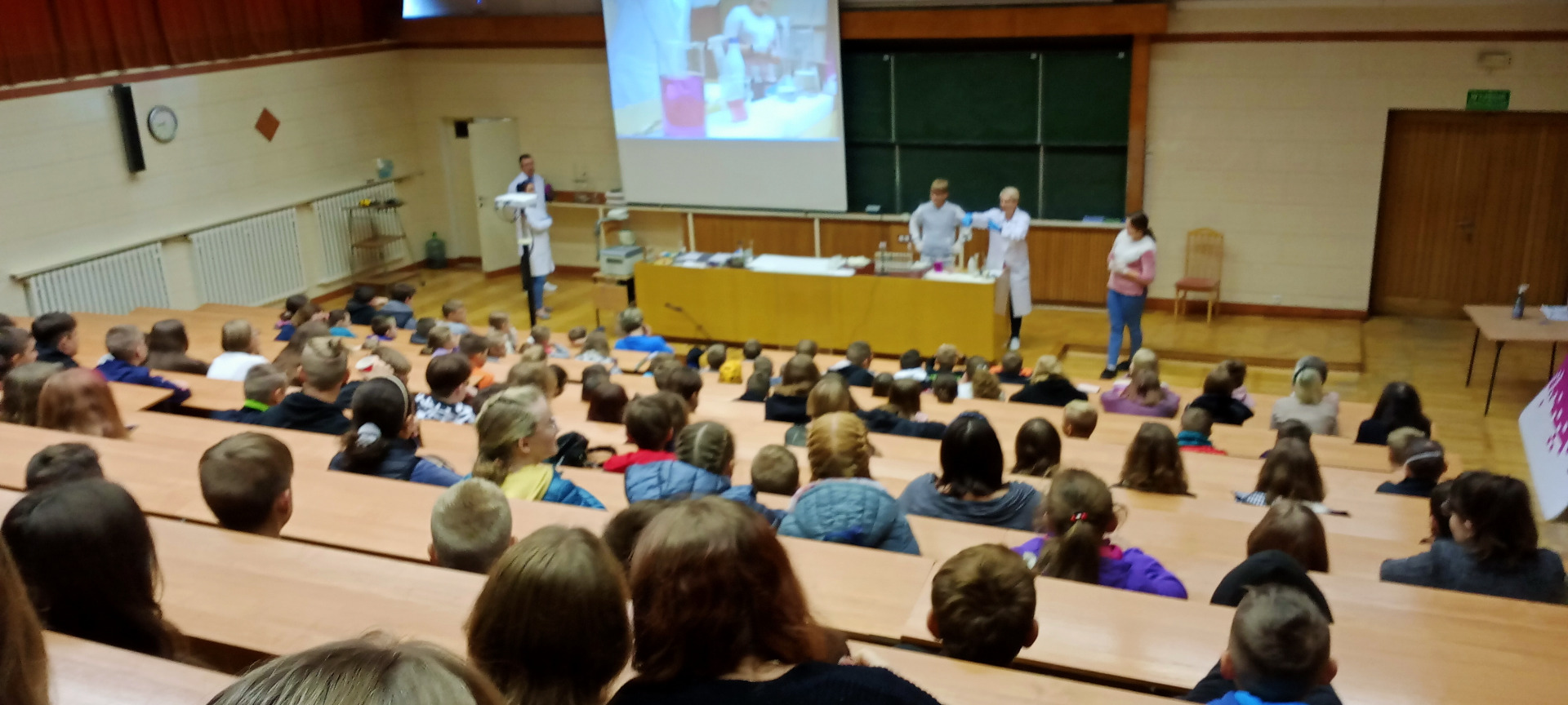 Wycieczka klasy V, VI i VIII na pokazy chemiczne w ramach Festiwalu Nauki w Lublinie - Obrazek 1