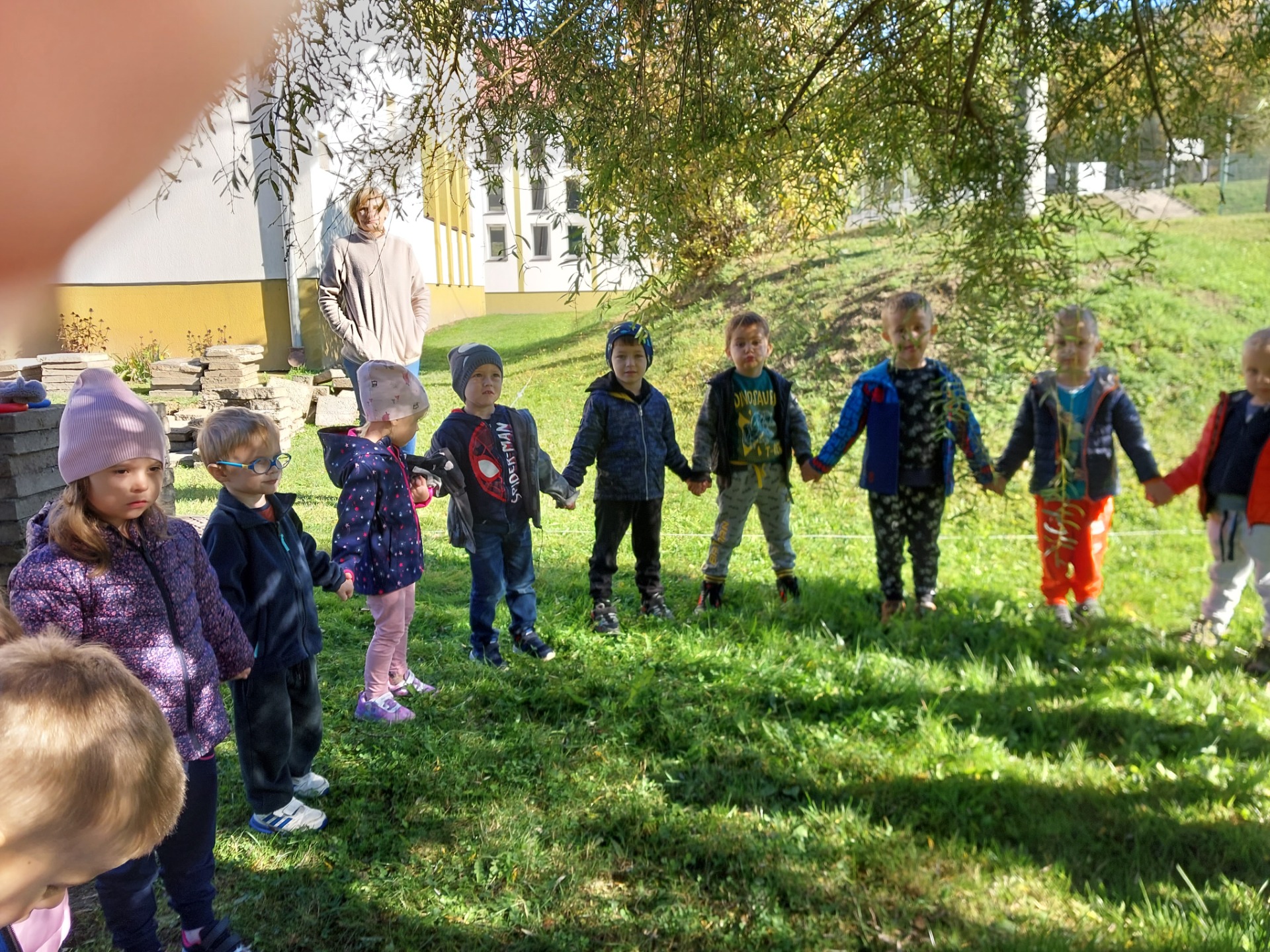 Przedszkolaki sadzą drzewa w ramach Ogólnopolskiego Dnia Drzewa - Obrazek 2