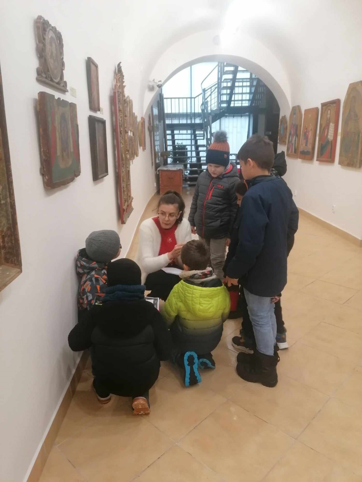 Aj žiaci 3. a 4. ročníka sa zúčastnili tvorivého predpoludnia v Šarišskom múzeu na výchovno- vzdelávacom programe: „Mikuláš- Doma v múzeu“. - Obrázok 1