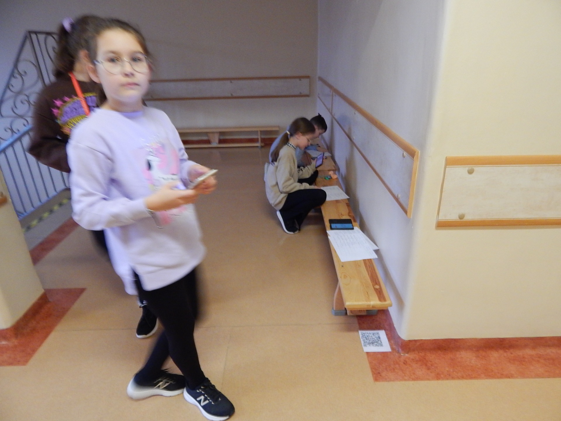 Uczniowie Szkoły Podstawowej Nr 2 im. Mikołaja Kopernika w Olecku podczas konkursu z wykorzystaniem kodów qr