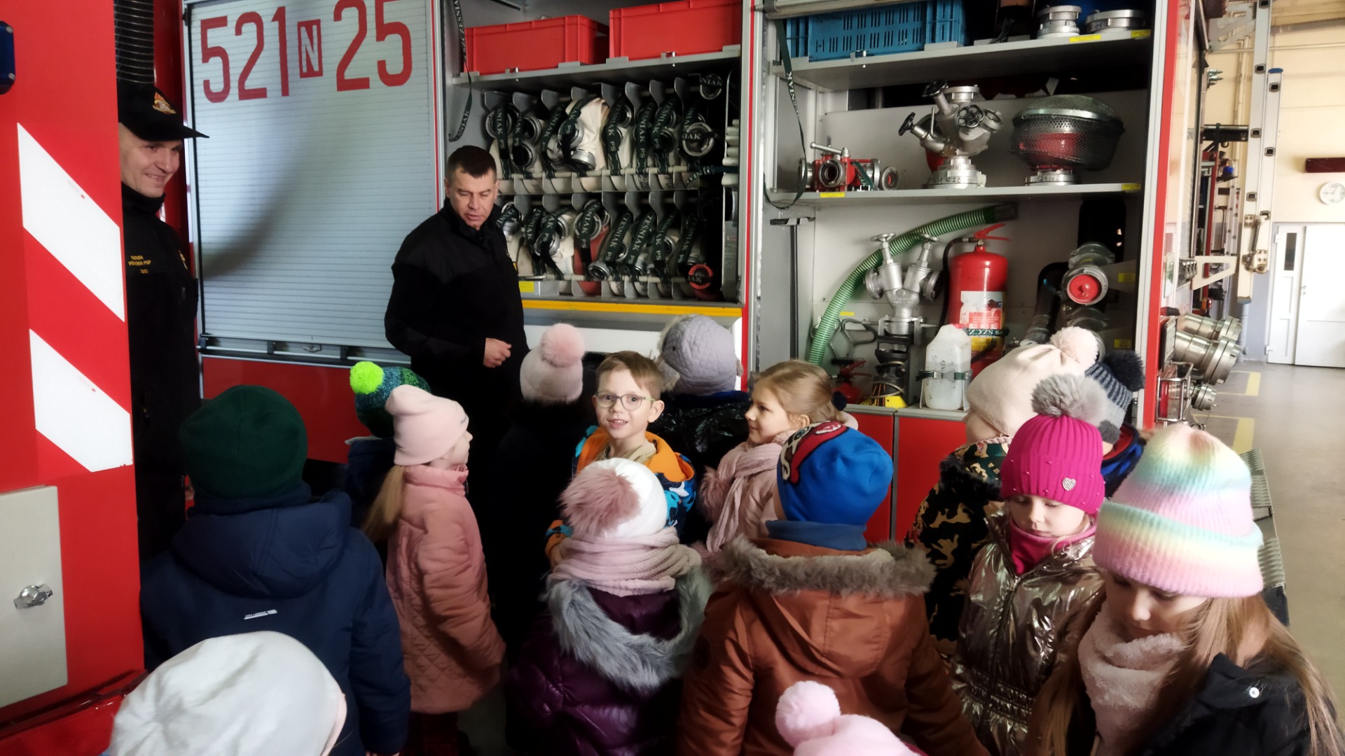 Wizyta przedszkolaków Szkoły Podstawowej Nr 2 im. Mikołaja Kopernika w Komendzie Państwowej Straży Pożarnej w Olecku