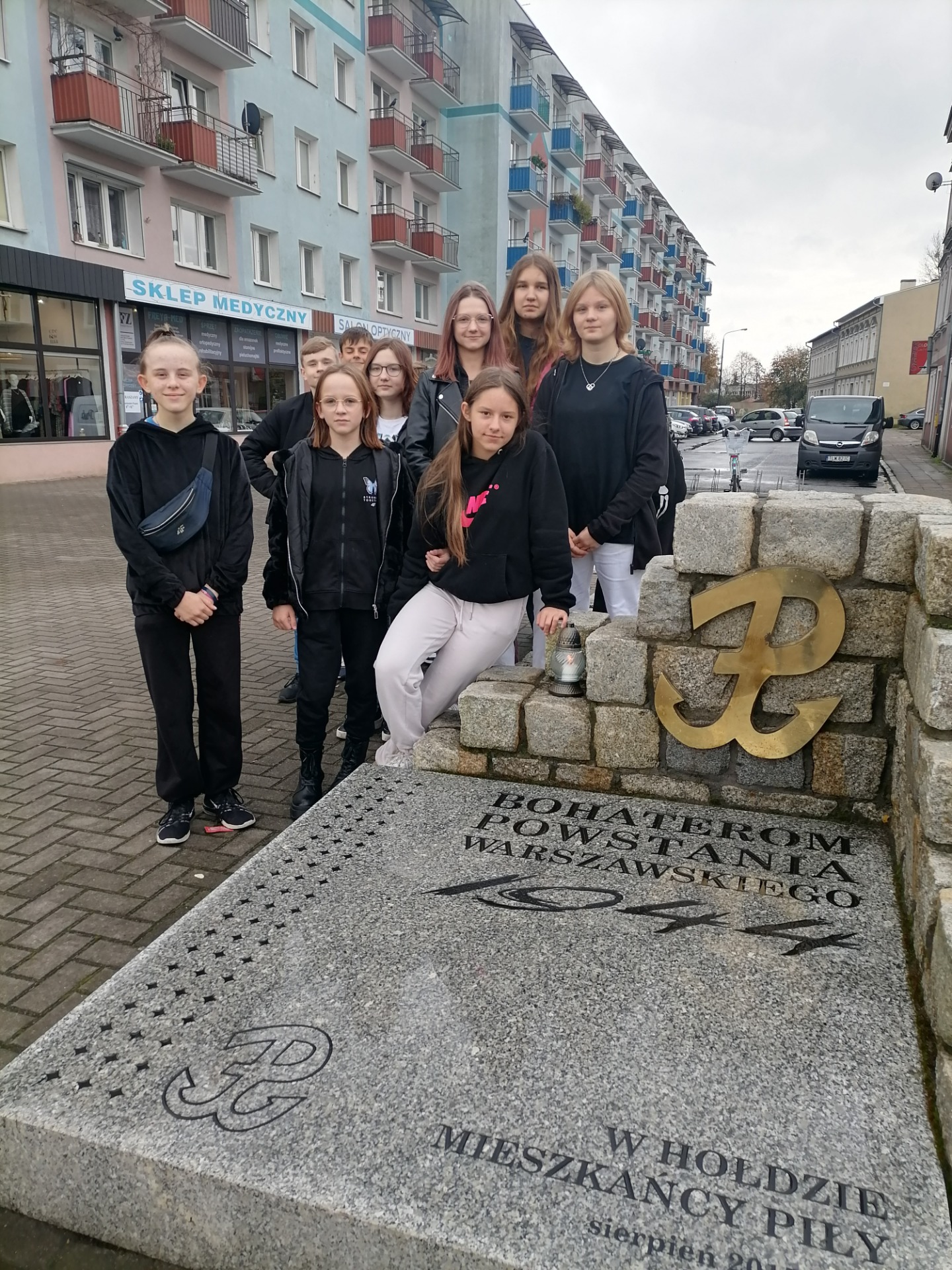 Uczniowie klasy 8f przy Pomniku Bohaterom Powstanie Warszawskiego 