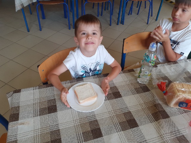 Fot. Elżbieta Krząstek-Janeczko
Chłopiec z gotowym tostem do opiekacza