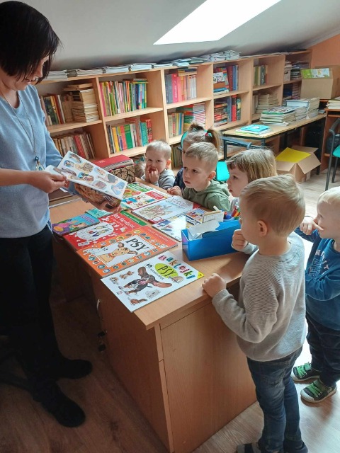Wizyta przedszkolaków w szkolnej bibliotece - Obrazek 2