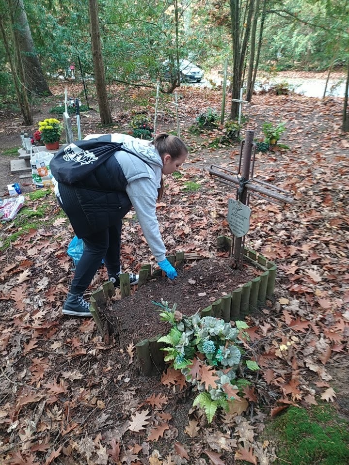 Wolontariusze sprzątają zapomniane groby dziecięce