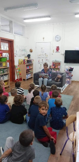 Wizyta Babci Julki- Pani Krysi w grupie Biedronek🐞 inauguracja projektu czytelniczego Biblioteczka Przedszkolaka📚 - Obrazek 2