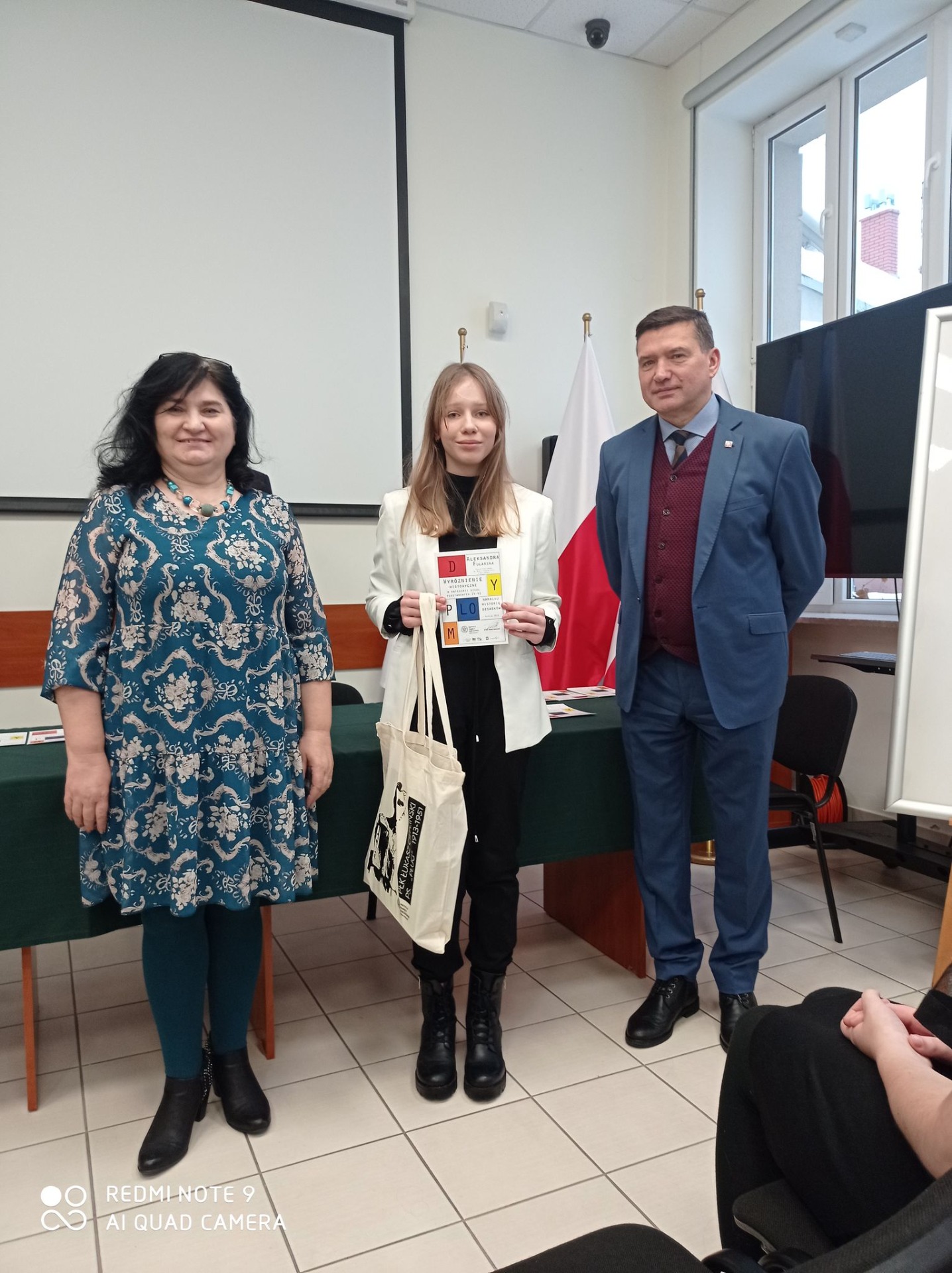 Uczennica klasy VI Aleksandra Fularska zdobyła wyróżnienie w konkursie "Namaluj historię dziadków" - Obrazek 2