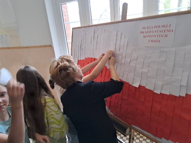 Wspólne tworzenie flagi Polski