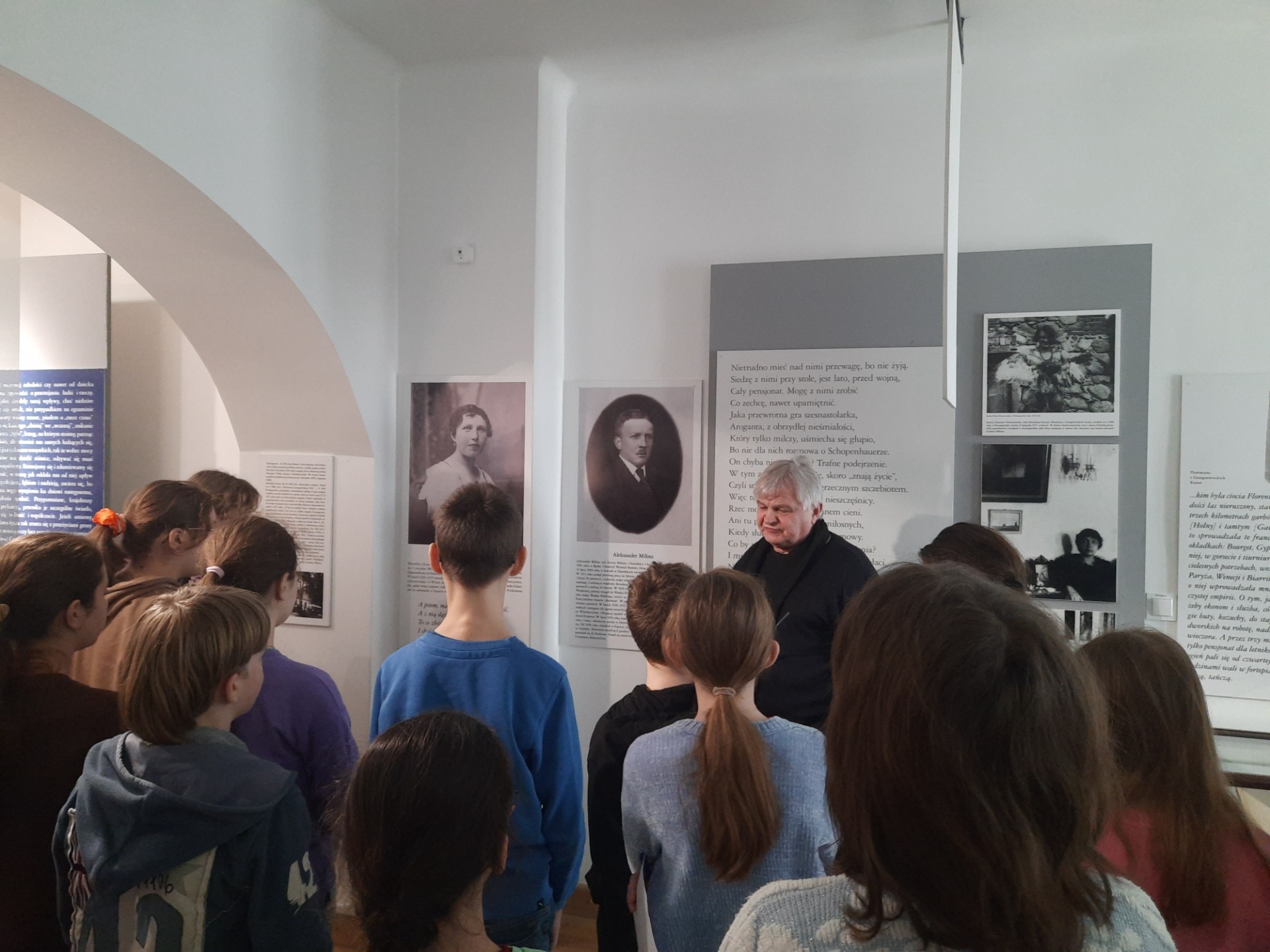 Uczniowie Szkoły Podstawowej Nr 2 im. M. Kopernika  w Olecku - łącznicy biblioteczni z nauczycielkami bibliotekarkami w Muzeum Marii Konopnickiej w Suwałkach