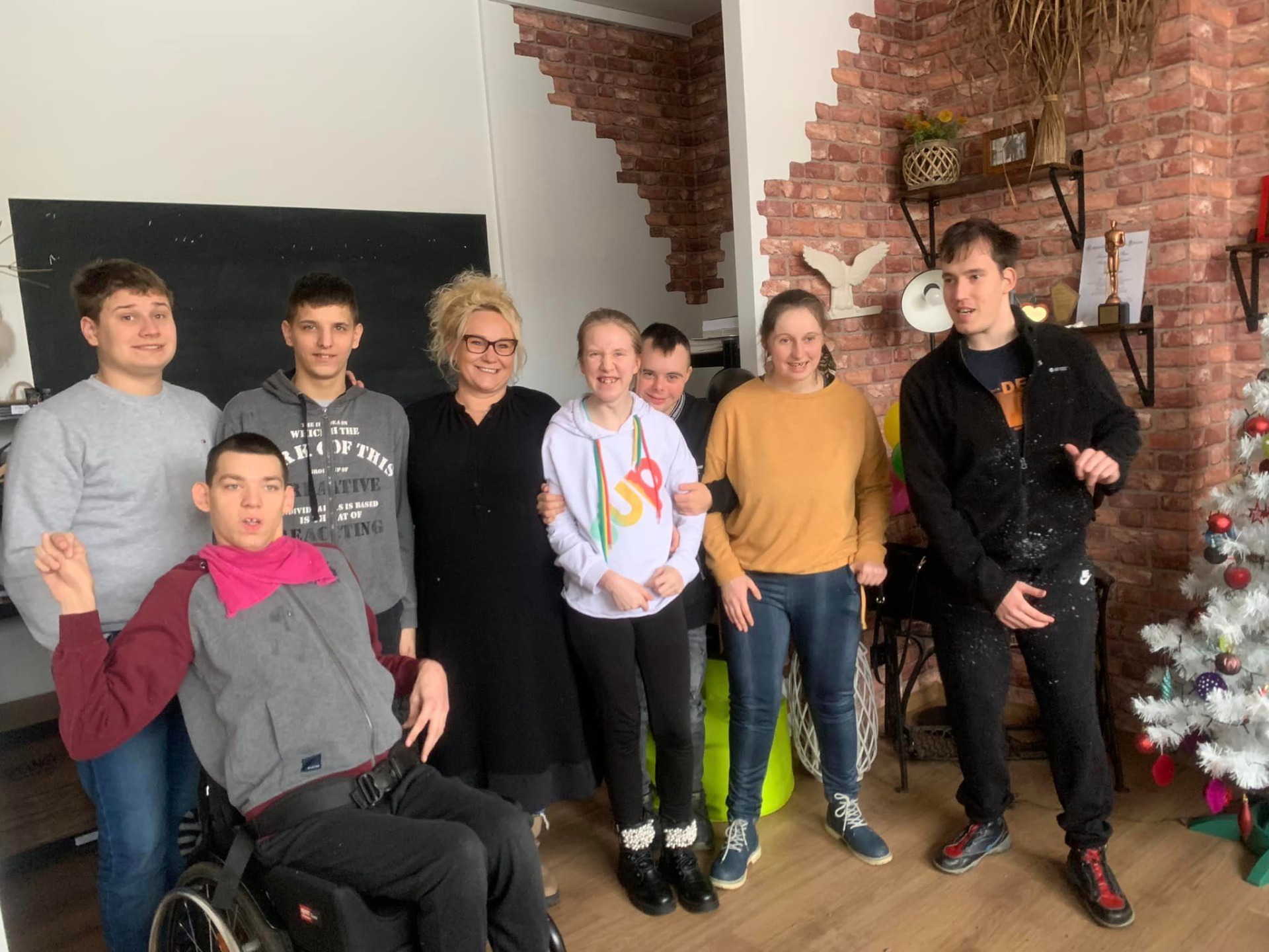 Uczniowie Szkoły Specjalnej Przysposabiającej do Pracy wraz z Prezes "Pełnosprawnych" Panią Agnieszką Kurpiel.