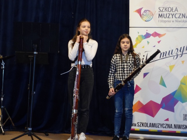 Koncert uczniów ze Szkoły Muzycznej I Stopnia w Niwiskach - Obrazek 1