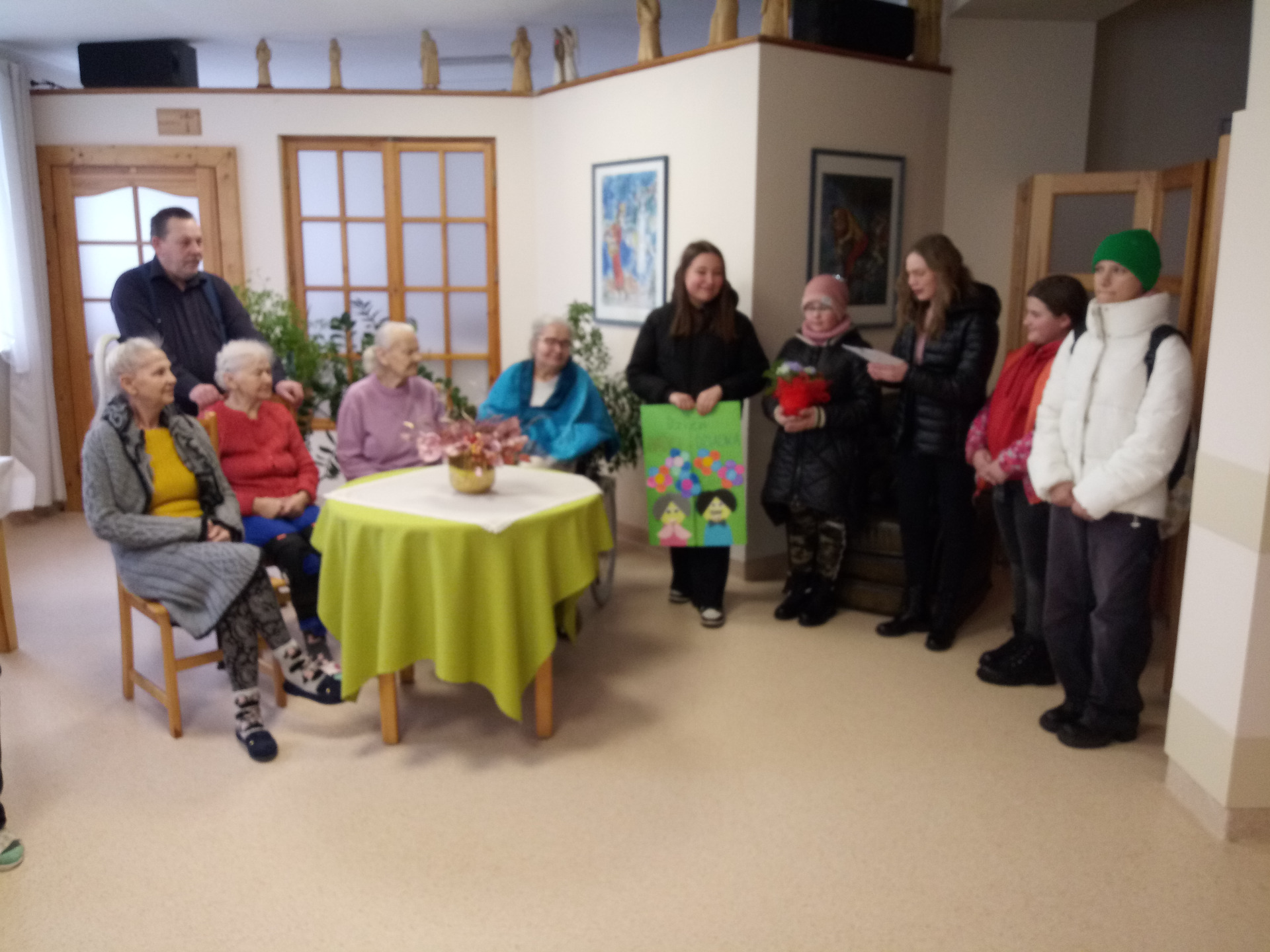 Wizyta Szkolnego Koła Wolontariatu w Domu Pomocy Społecznej z okazji Dnia Babci Dziadka