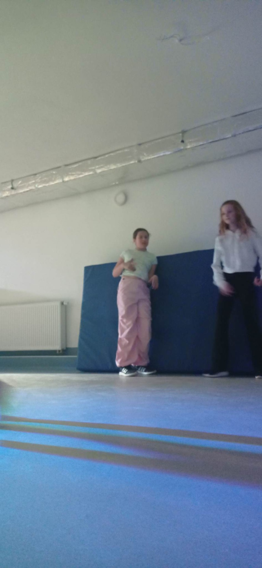 Pierwszy dzień Zielonej Szkoły pełen wrażeń 😊😍😊 Uczniowie 4 klasy w bardzo dobrym nastroju uczestniczą w zajęciach sportowo-tanecznych ❤️👏❤️ - Obrazek 6