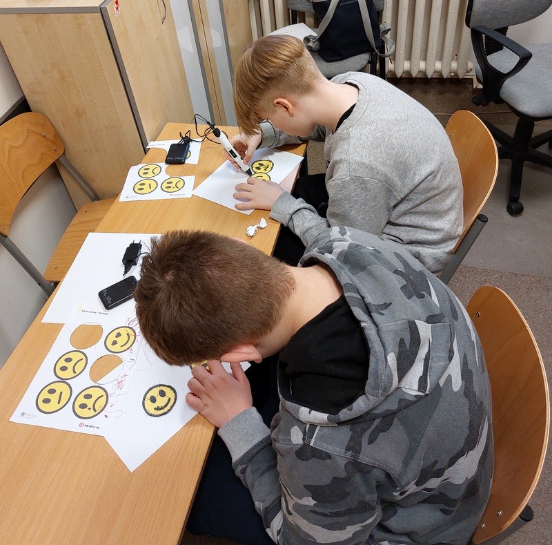Uczniowie za pomocą długopisów 3D drukują symbole emocji, które przeżywają