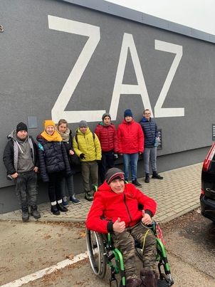 Grupa uczniów ze Szkoły Przysposabiającej do Pracy przed budynkiem Powiatowego Zakładu Aktywności Zawodowej w Gryfinie.