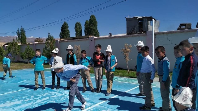 "Кыргыз тили" жумалыгынын алкагында болуп өткөн 4-класстар арасындагы улуттук оюндардан элестер. - Картинка 4
