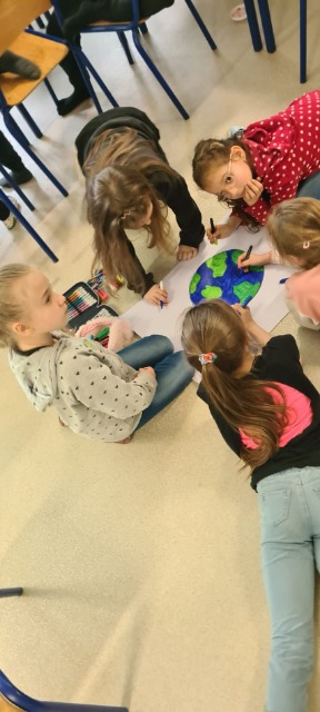 Dzieci malują Ziemię.