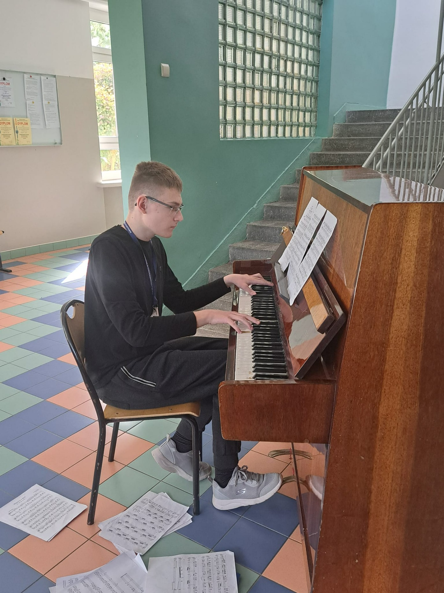 Uczeń grający na pianinie